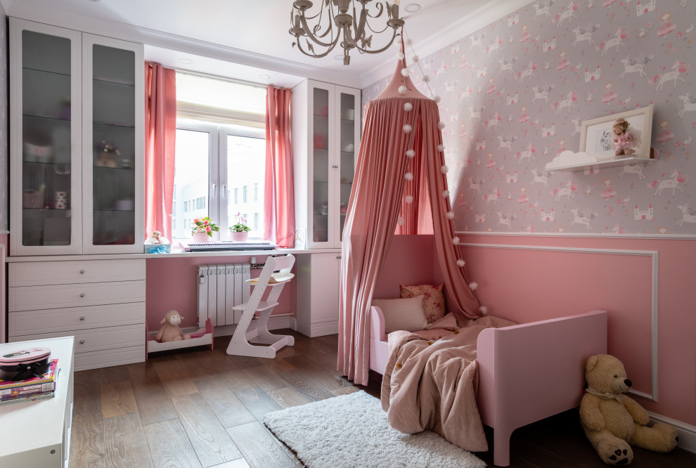 Modernes Kinderzimmer mit grauer Wandfarbe, dunklem Holzboden, braunem Boden, vertäfelten Wänden und Tapetenwänden in Moskau