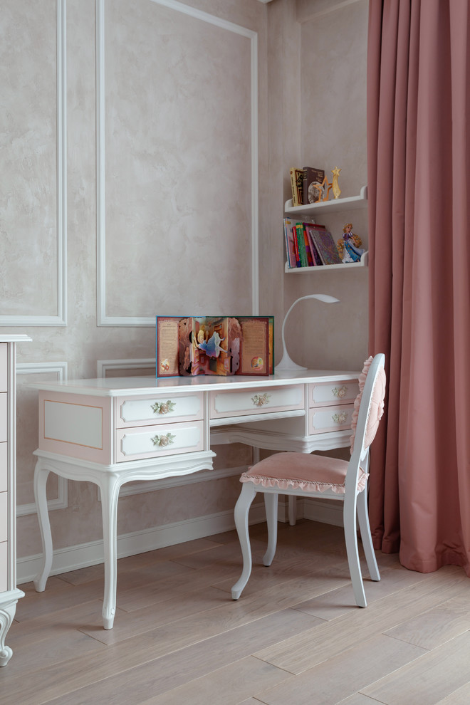 Idée de décoration pour une chambre de fille tradition de taille moyenne avec un mur beige.