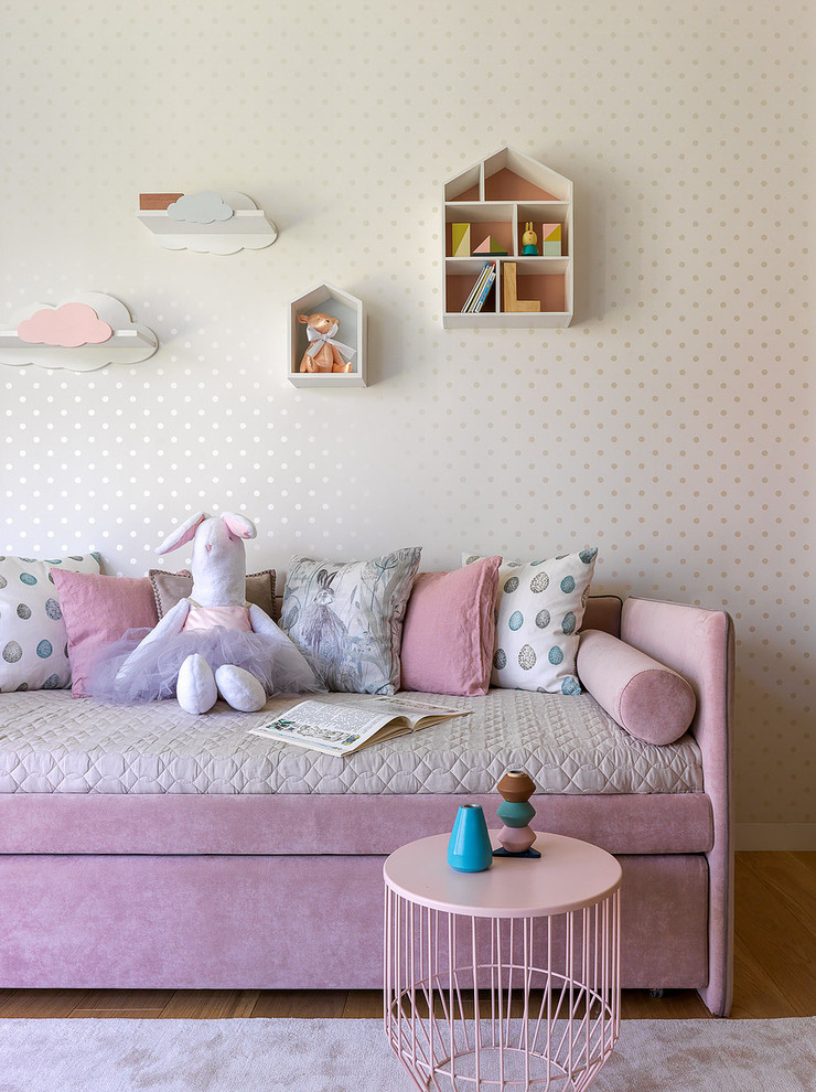 Inspiration för moderna flickrum kombinerat med sovrum och för 4-10-åringar, med flerfärgade väggar och ljust trägolv