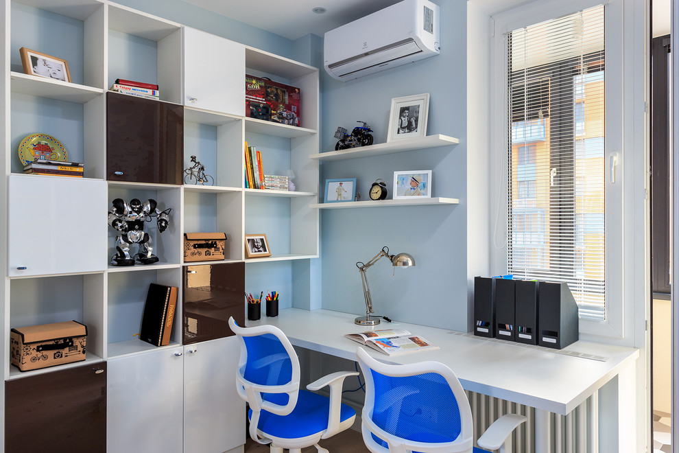Foto på ett mellanstort nordiskt pojkrum kombinerat med skrivbord och för 4-10-åringar, med blå väggar