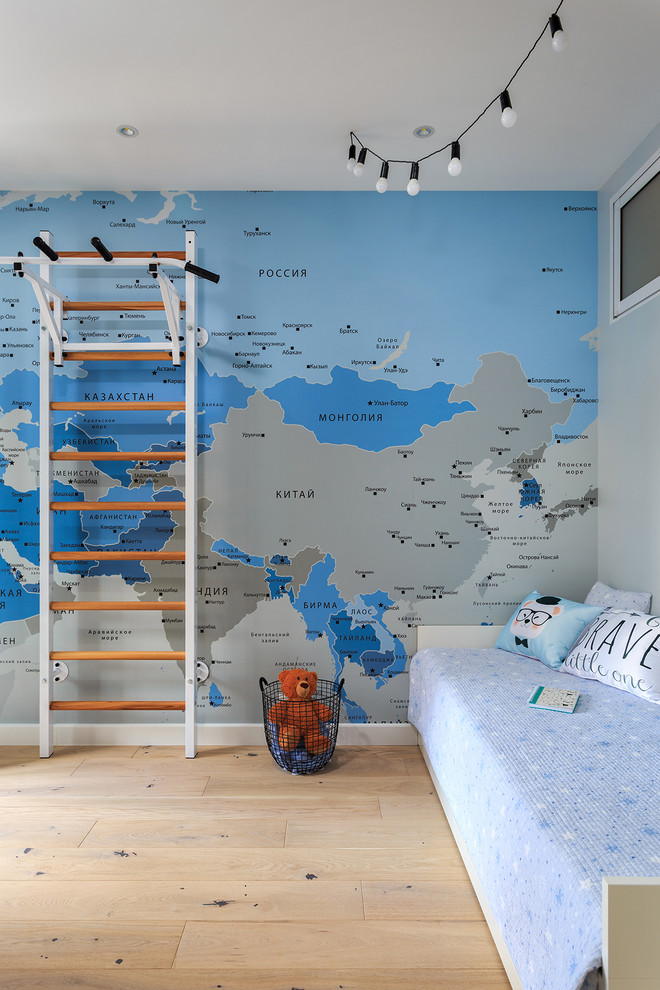 Foto de dormitorio infantil nórdico con paredes azules, suelo de madera clara y suelo beige
