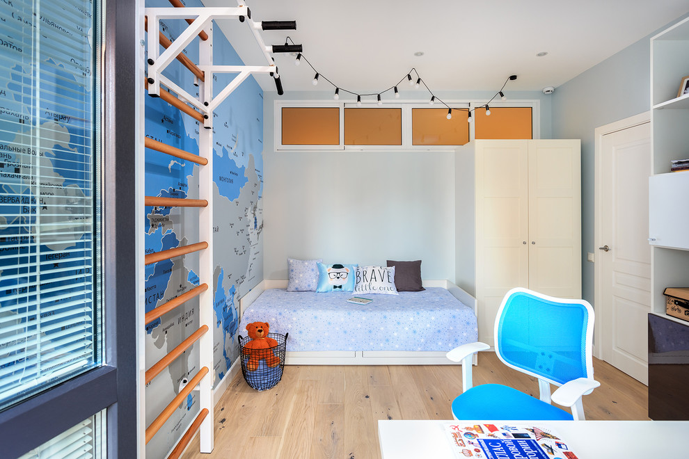 Immagine di una cameretta per bambini scandinava con pareti blu, parquet chiaro e pavimento beige
