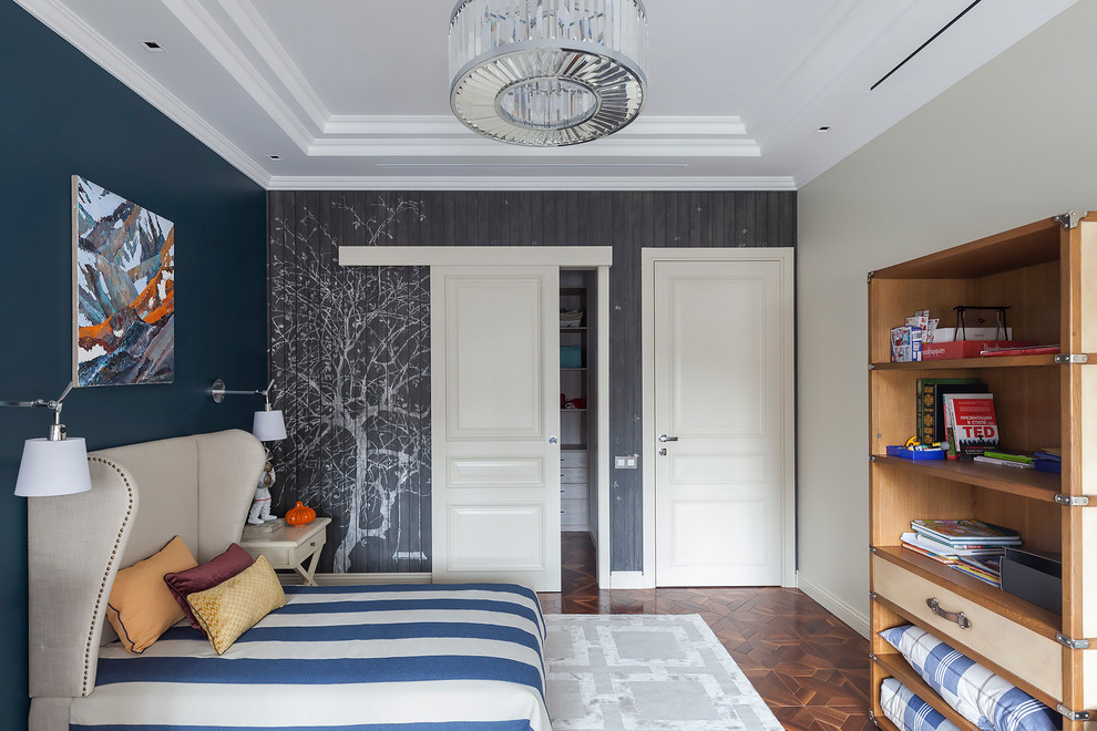 Immagine di una cameretta da letto minimal con pareti grigie, pavimento in legno massello medio e pavimento marrone