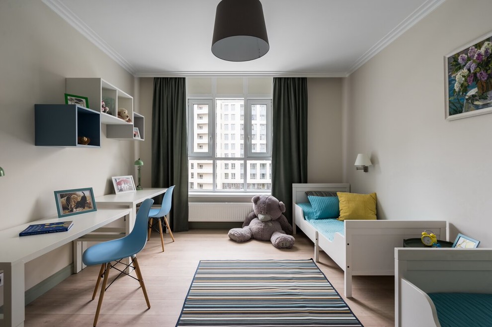 Foto de habitación infantil unisex de 4 a 10 años contemporánea con paredes beige y suelo de madera clara