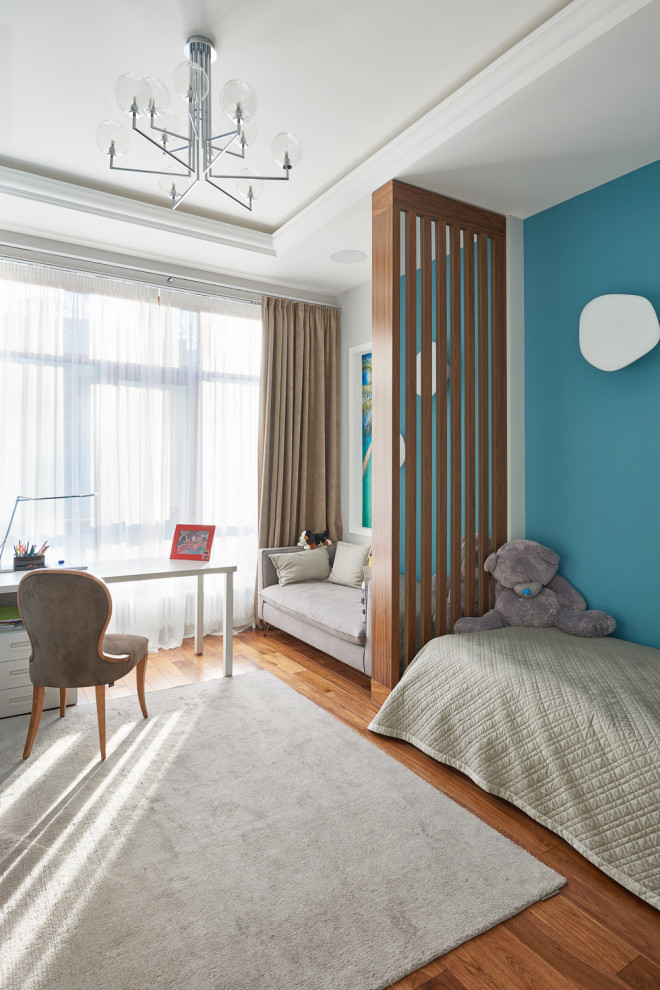 Modernes Kinderzimmer mit blauer Wandfarbe, braunem Holzboden, braunem Boden und eingelassener Decke in Sonstige