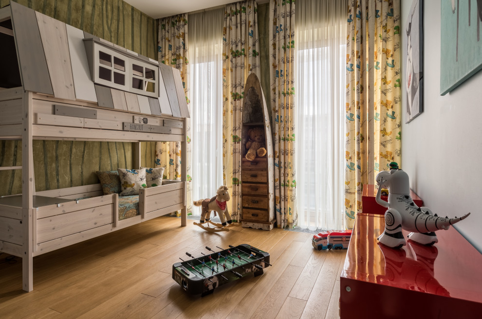 Modern inredning av ett stort pojkrum kombinerat med sovrum och för 4-10-åringar, med gröna väggar, mellanmörkt trägolv och gult golv