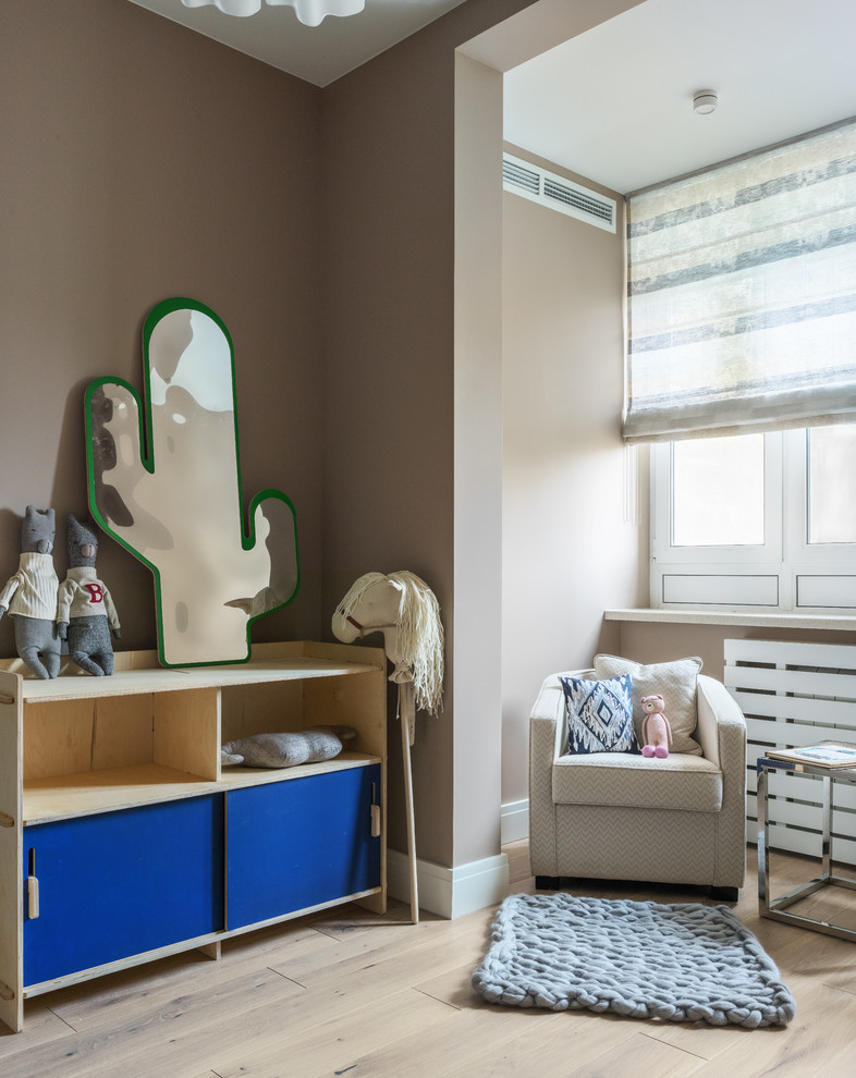 Modernes Kinderzimmer mit brauner Wandfarbe, hellem Holzboden und beigem Boden in Moskau