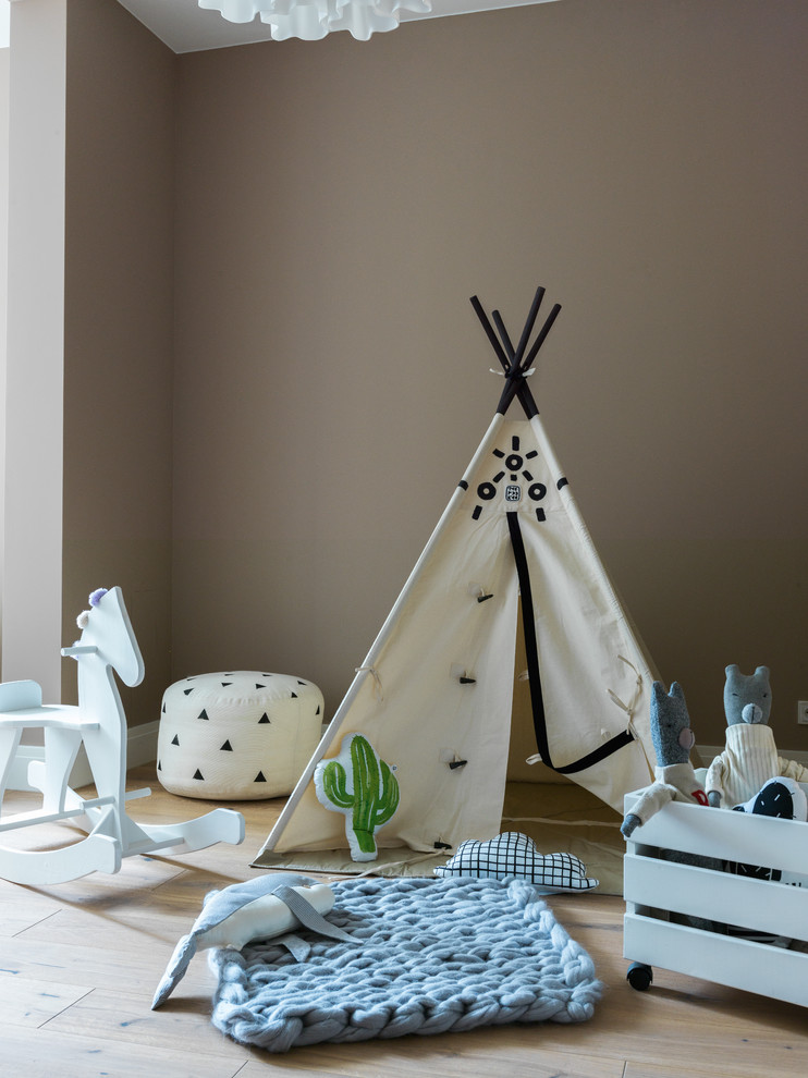 Cette image montre une chambre d'enfant design avec un mur marron, parquet clair et un sol beige.