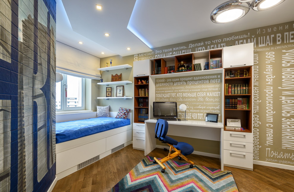 Foto de dormitorio infantil actual con suelo de madera en tonos medios, escritorio y paredes multicolor