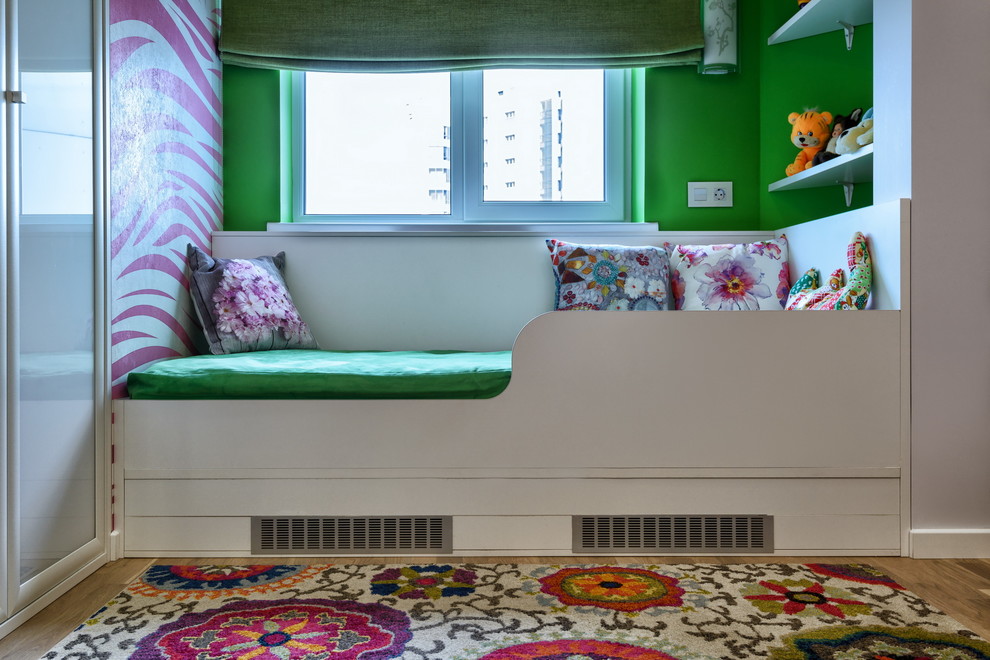Modelo de dormitorio infantil contemporáneo con paredes verdes y moqueta