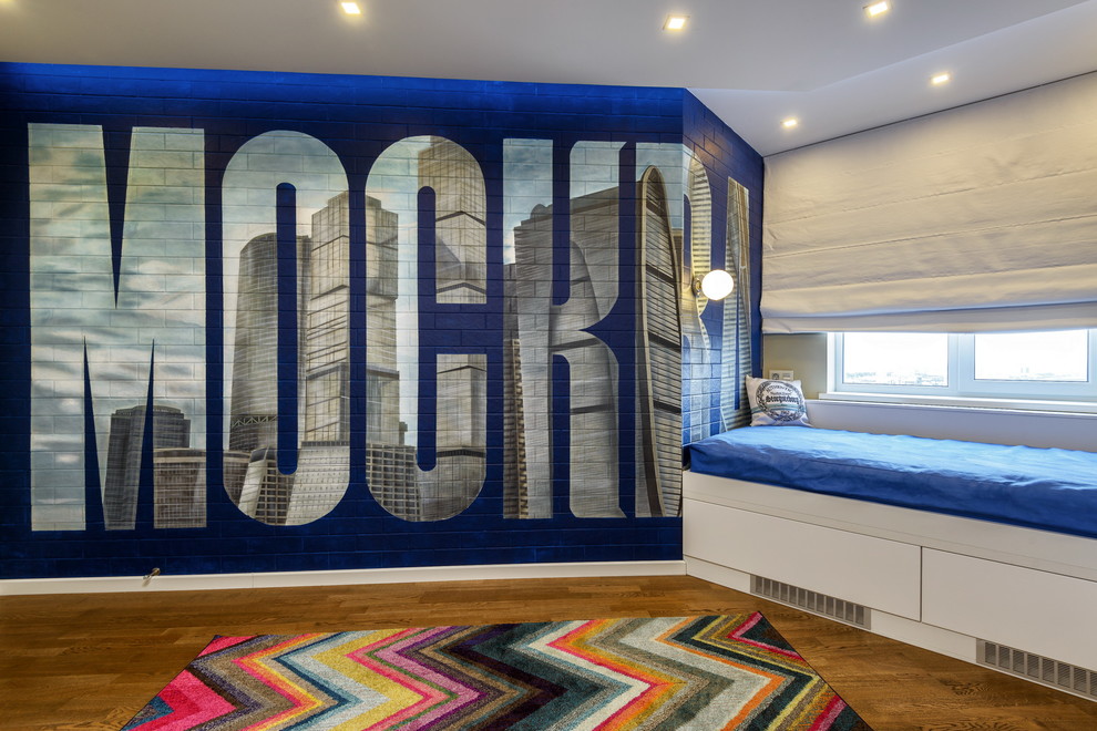 Esempio di una cameretta da letto contemporanea con pareti blu e pavimento in legno massello medio