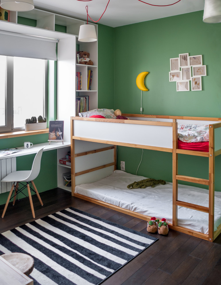 Idée de décoration pour une chambre d'enfant de 4 à 10 ans tradition avec un mur vert, parquet foncé et un lit superposé.
