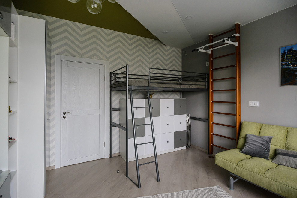 Пример оригинального дизайна: детская среднего размера в стиле фьюжн с спальным местом, серыми стенами, полом из ламината и бежевым полом для подростка, мальчика