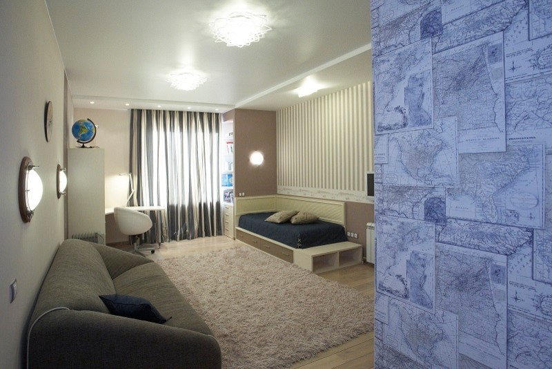 Mittelgroßes Modernes Jungszimmer mit Schlafplatz, bunten Wänden und hellem Holzboden in Moskau