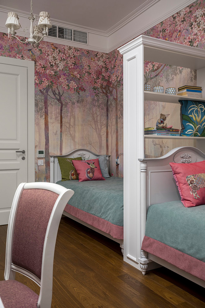 Diseño de dormitorio infantil de 4 a 10 años clásico pequeño con paredes rosas, suelo de madera oscura y suelo marrón