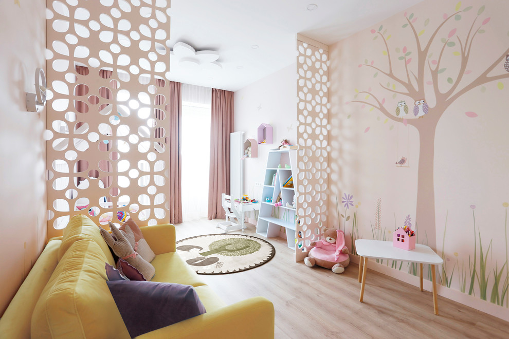 Idéer för mellanstora funkis flickrum kombinerat med sovrum och för 4-10-åringar, med beige väggar, laminatgolv och beiget golv