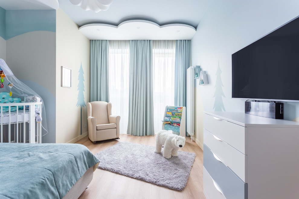 Inspiration för ett mellanstort funkis barnrum kombinerat med sovrum, med blå väggar, laminatgolv och beiget golv