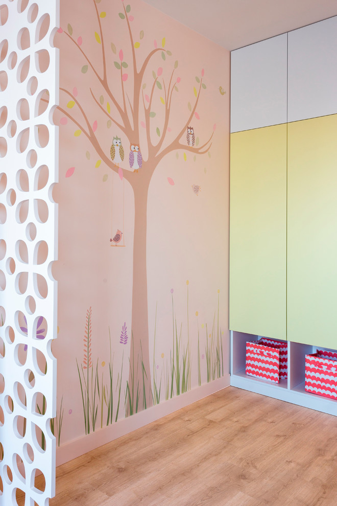 Aménagement d'une chambre d'enfant de 4 à 10 ans contemporaine de taille moyenne avec un mur beige, sol en stratifié et un sol beige.