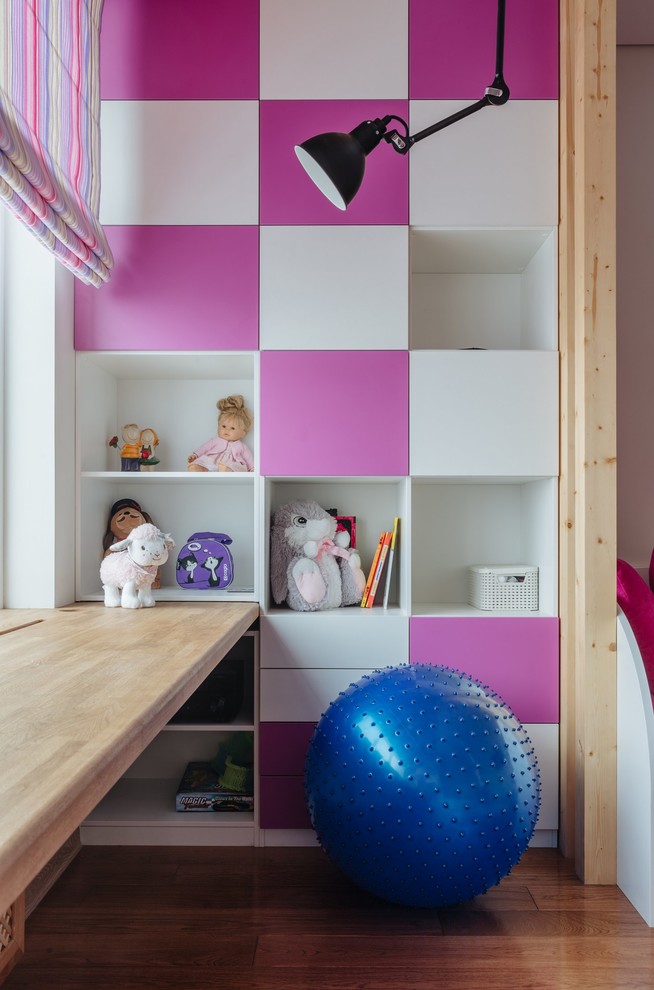 Cette photo montre une grande chambre d'enfant de 4 à 10 ans scandinave avec un mur blanc et un sol en bois brun.