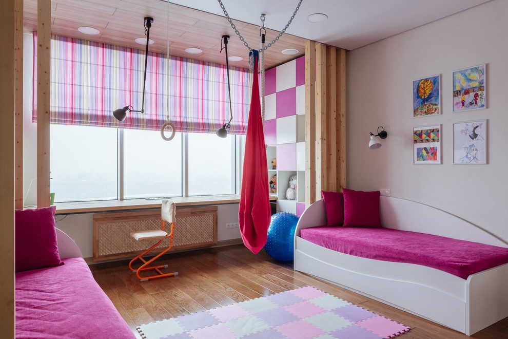 Diseño de dormitorio infantil de 4 a 10 años nórdico grande con paredes blancas y suelo de madera en tonos medios