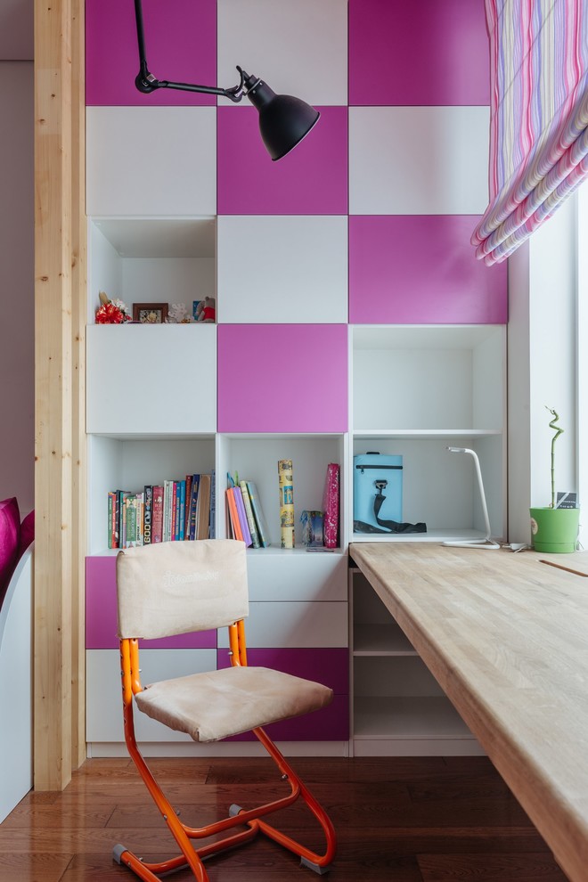 Aménagement d'une grande chambre d'enfant de 4 à 10 ans scandinave avec un mur blanc et un sol en bois brun.