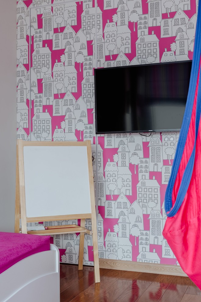 Modelo de dormitorio infantil de 4 a 10 años nórdico grande con paredes blancas y suelo de madera en tonos medios