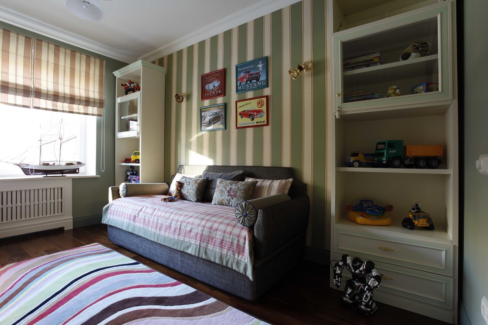 Foto de dormitorio infantil clásico renovado con paredes verdes, suelo de madera oscura y suelo marrón