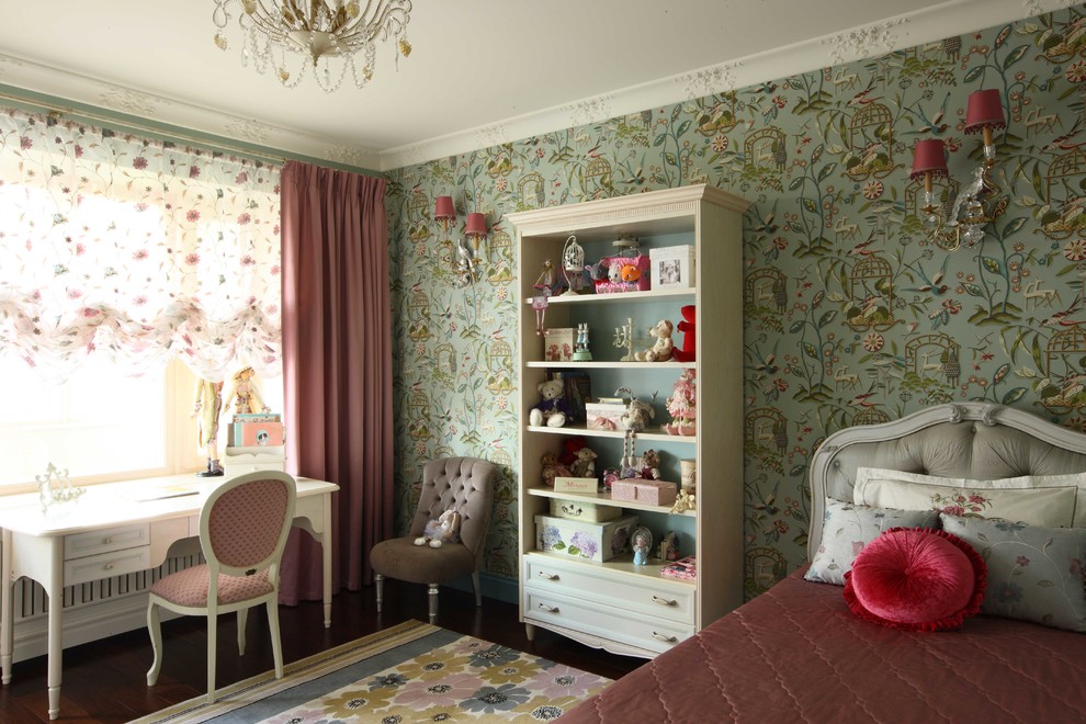 Idée de décoration pour une chambre de fille de 4 à 10 ans tradition avec un mur vert, parquet foncé et un sol marron.