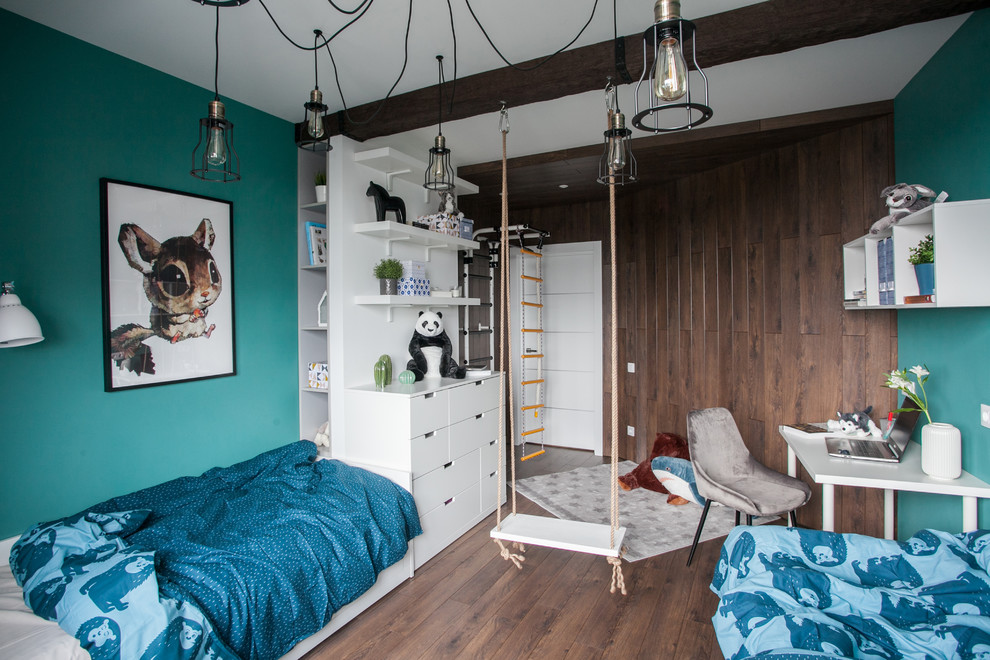 Foto på ett mellanstort funkis könsneutralt barnrum kombinerat med sovrum och för 4-10-åringar, med flerfärgade väggar, laminatgolv och brunt golv