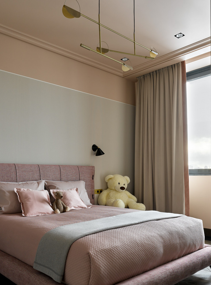 Modern inredning av ett flickrum kombinerat med sovrum, med rosa väggar