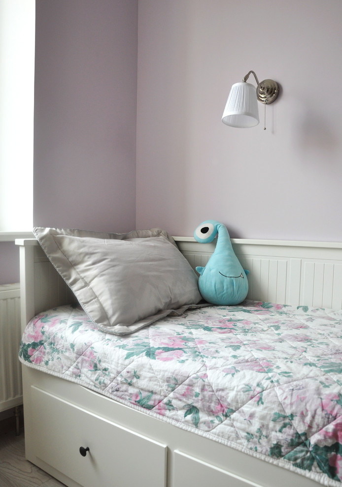 Idéer för ett mellanstort modernt barnrum kombinerat med sovrum, med rosa väggar, laminatgolv och beiget golv