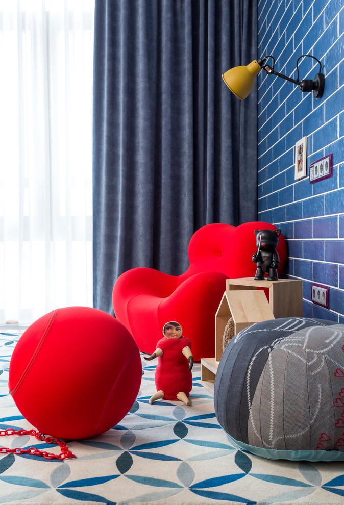 Modernes Kinderzimmer mit Spielecke, blauer Wandfarbe und Teppichboden in Moskau