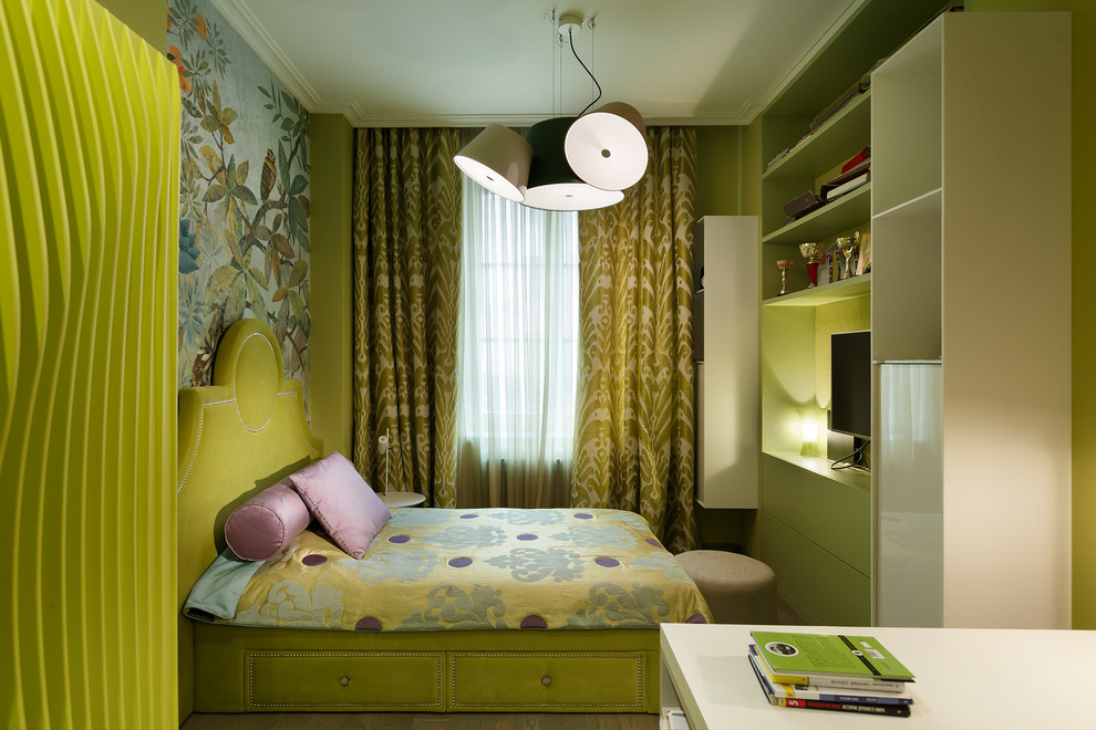 Foto di una cameretta da letto boho chic con pareti multicolore