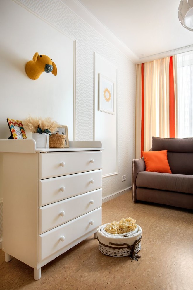 Idées déco pour une chambre neutre de 1 à 3 ans classique de taille moyenne avec un mur blanc, un sol en liège et un sol beige.