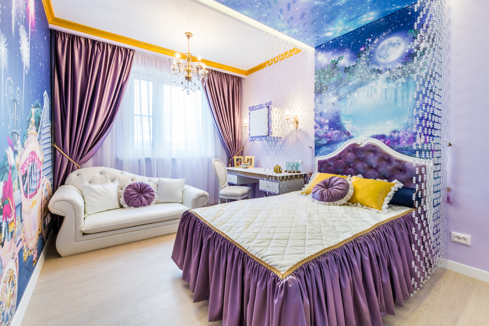 Mittelgroßes Klassisches Mädchenzimmer mit Schlafplatz, hellem Holzboden und bunten Wänden in Moskau