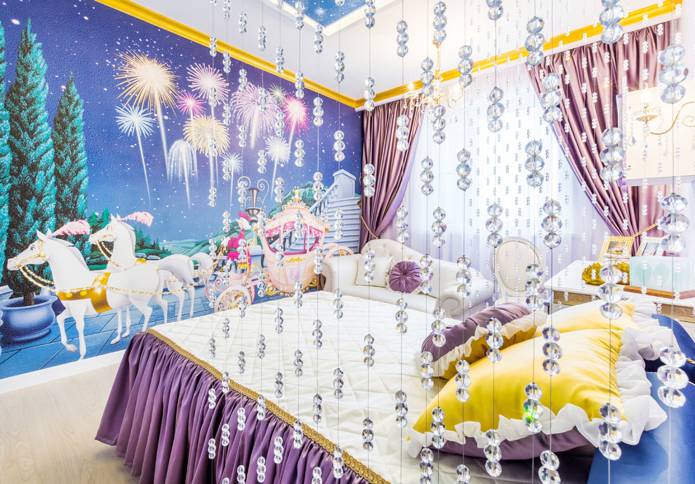Cette image montre une chambre d'enfant de 4 à 10 ans traditionnelle de taille moyenne avec un mur violet et parquet clair.