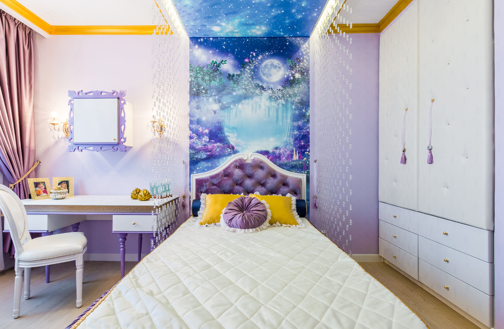 На фото: детская среднего размера в классическом стиле с спальным местом, фиолетовыми стенами и светлым паркетным полом для ребенка от 4 до 10 лет, девочки