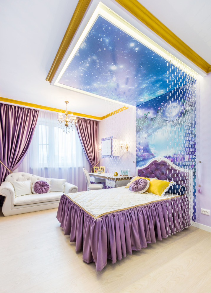 На фото: детская среднего размера в классическом стиле с спальным местом, фиолетовыми стенами и светлым паркетным полом для ребенка от 4 до 10 лет, девочки с