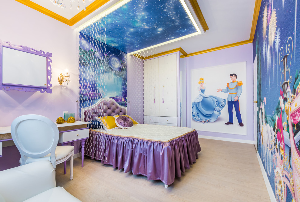 Idée de décoration pour une chambre d'enfant de 4 à 10 ans tradition de taille moyenne avec un mur violet et parquet clair.