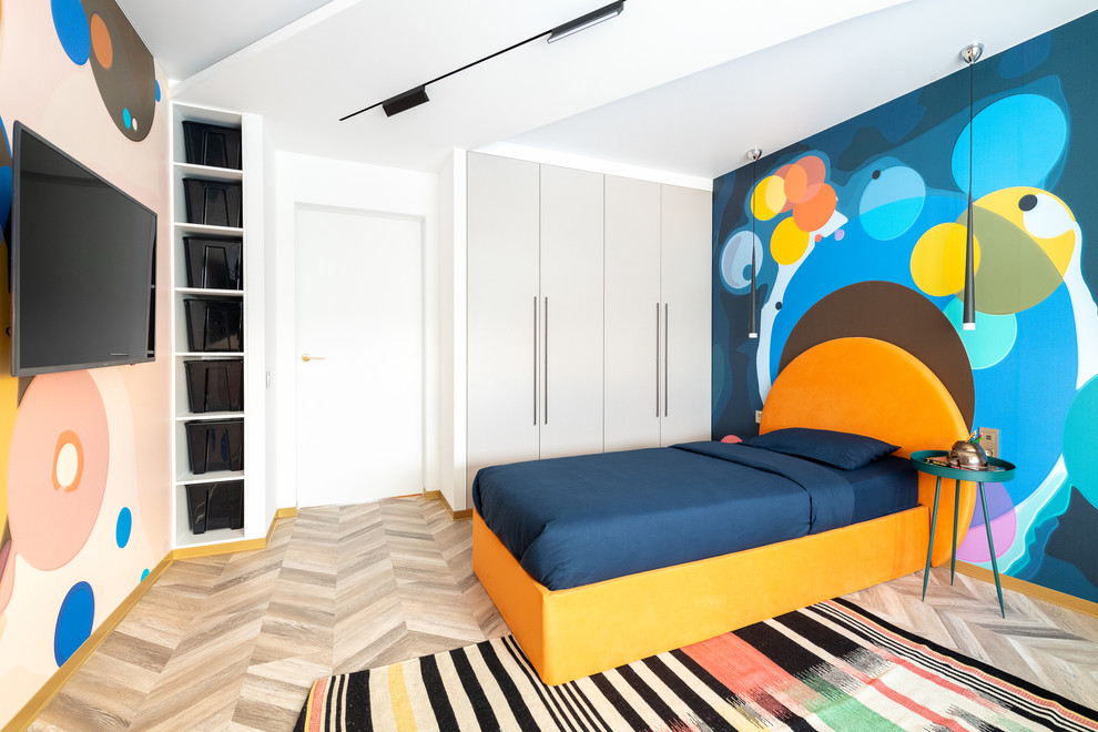 Exempel på ett mellanstort modernt pojkrum kombinerat med sovrum och för 4-10-åringar, med flerfärgade väggar, laminatgolv och flerfärgat golv