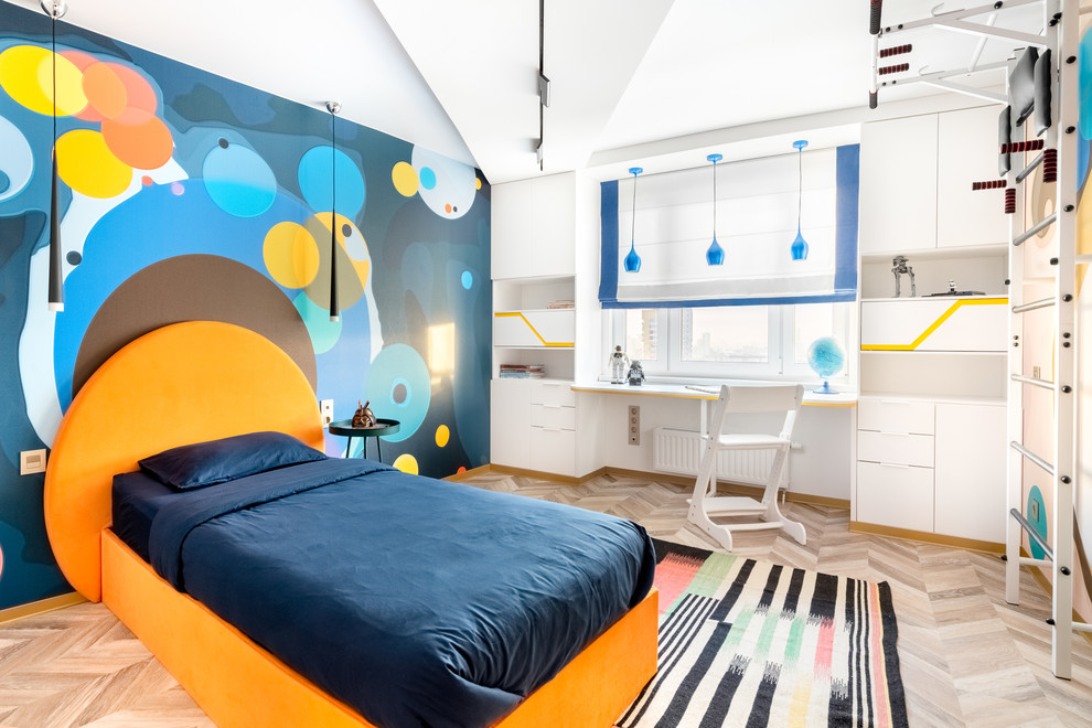 Esempio di una cameretta per bambini da 4 a 10 anni contemporanea di medie dimensioni con pareti multicolore, pavimento in laminato e pavimento multicolore