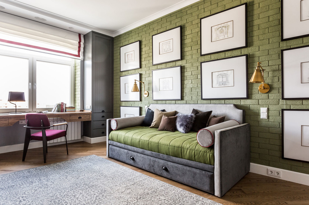 Imagen de habitación de niño clásica renovada con paredes verdes, suelo marrón y suelo de madera en tonos medios