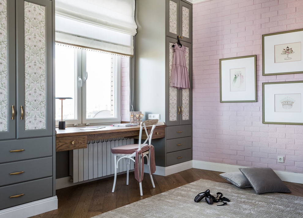 На фото: детская: освещение в стиле неоклассика (современная классика) с рабочим местом, розовыми стенами, ковровым покрытием и коричневым полом для девочки