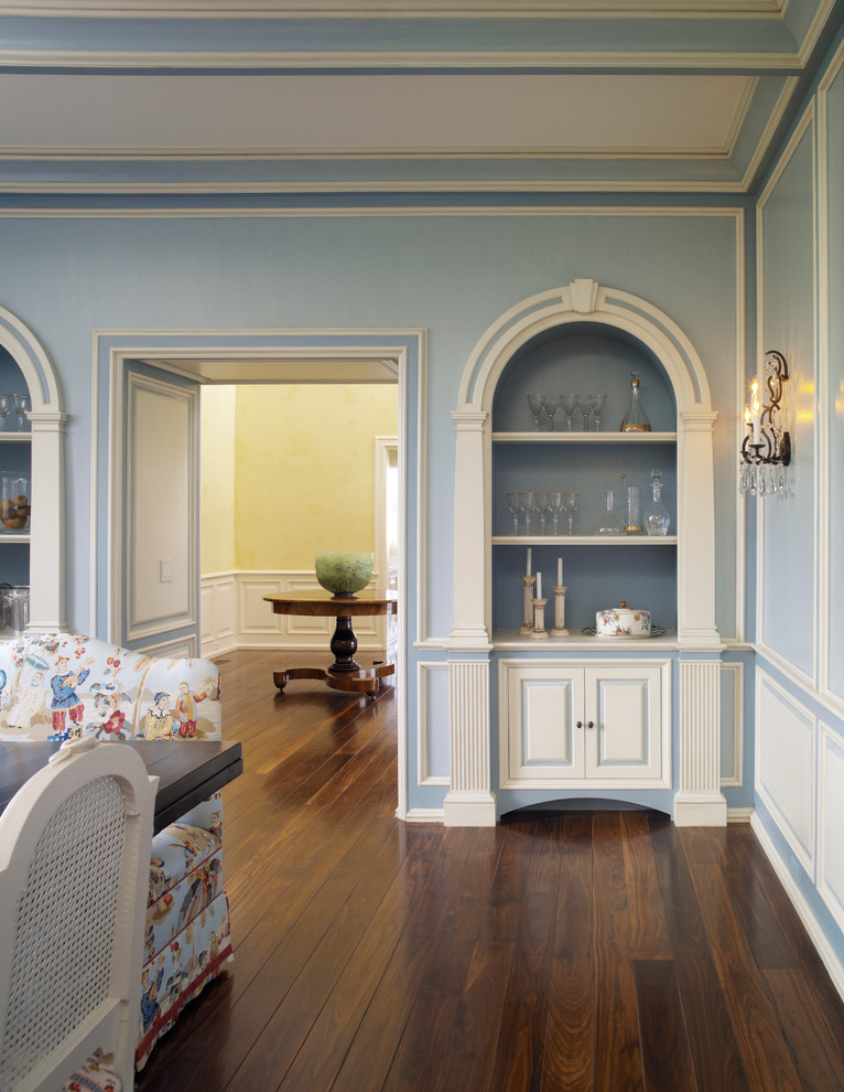 Foto de comedor clásico de tamaño medio cerrado sin chimenea con paredes azules y suelo de madera en tonos medios