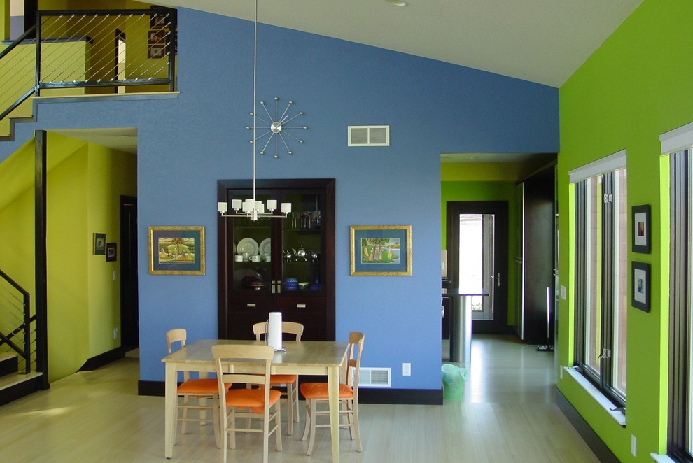 На фото: гостиная-столовая среднего размера в стиле неоклассика (современная классика) с разноцветными стенами и светлым паркетным полом с