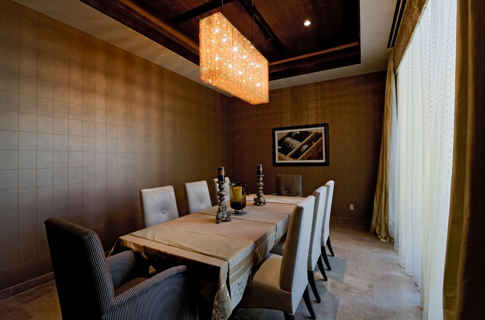 На фото: отдельная столовая в современном стиле с коричневыми стенами с