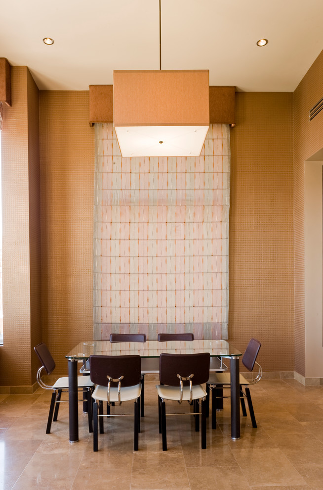 Esempio di una sala da pranzo design con pareti marroni