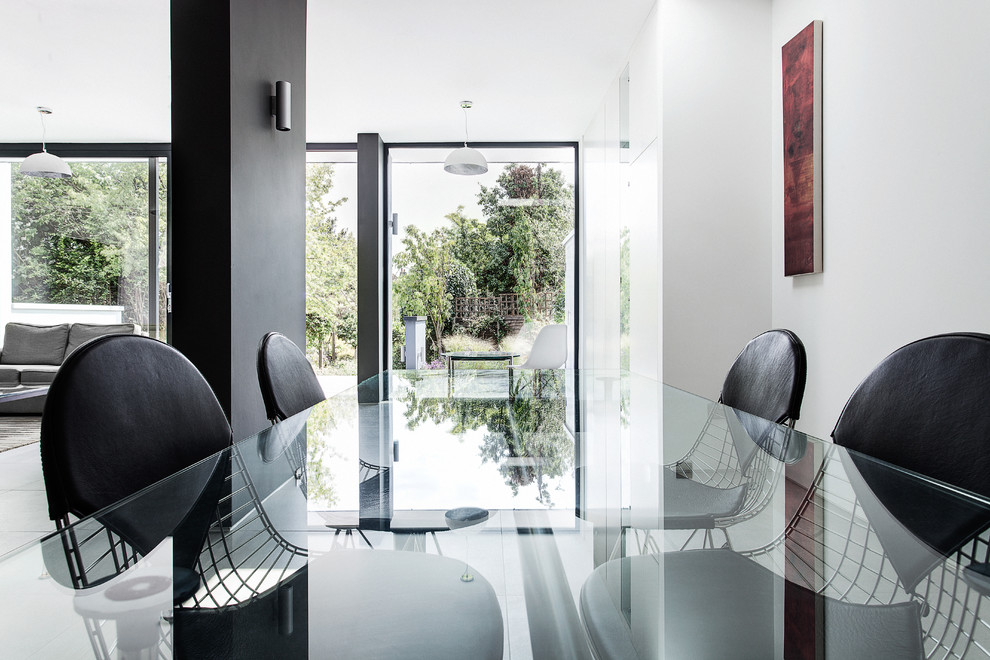 Inspiration for a contemporary dining room in Hampshire.