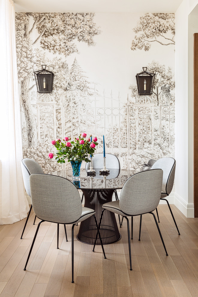 Réalisation d'une rideau de salle à manger design fermée avec un mur multicolore, parquet clair et un sol beige.