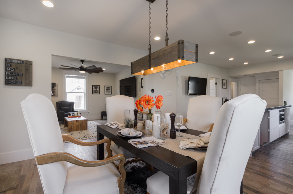 Esempio di una piccola sala da pranzo aperta verso la cucina country con pareti bianche, parquet chiaro e pavimento grigio